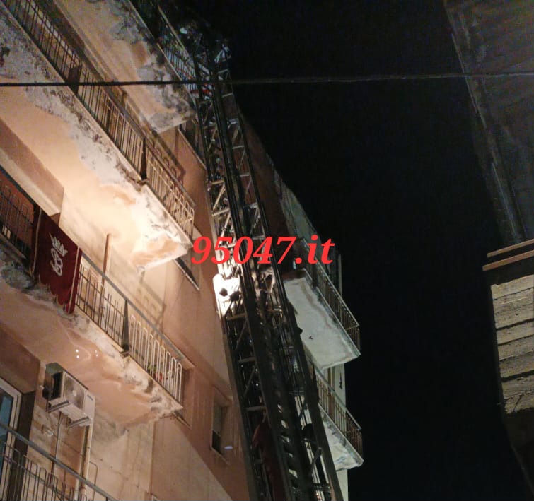 PATERNÒ, CADONO PEZZI DI VETRO DA UNA VERANDA IN VIA CIRCUMVALLAZIONE: STRADA CHIUSA