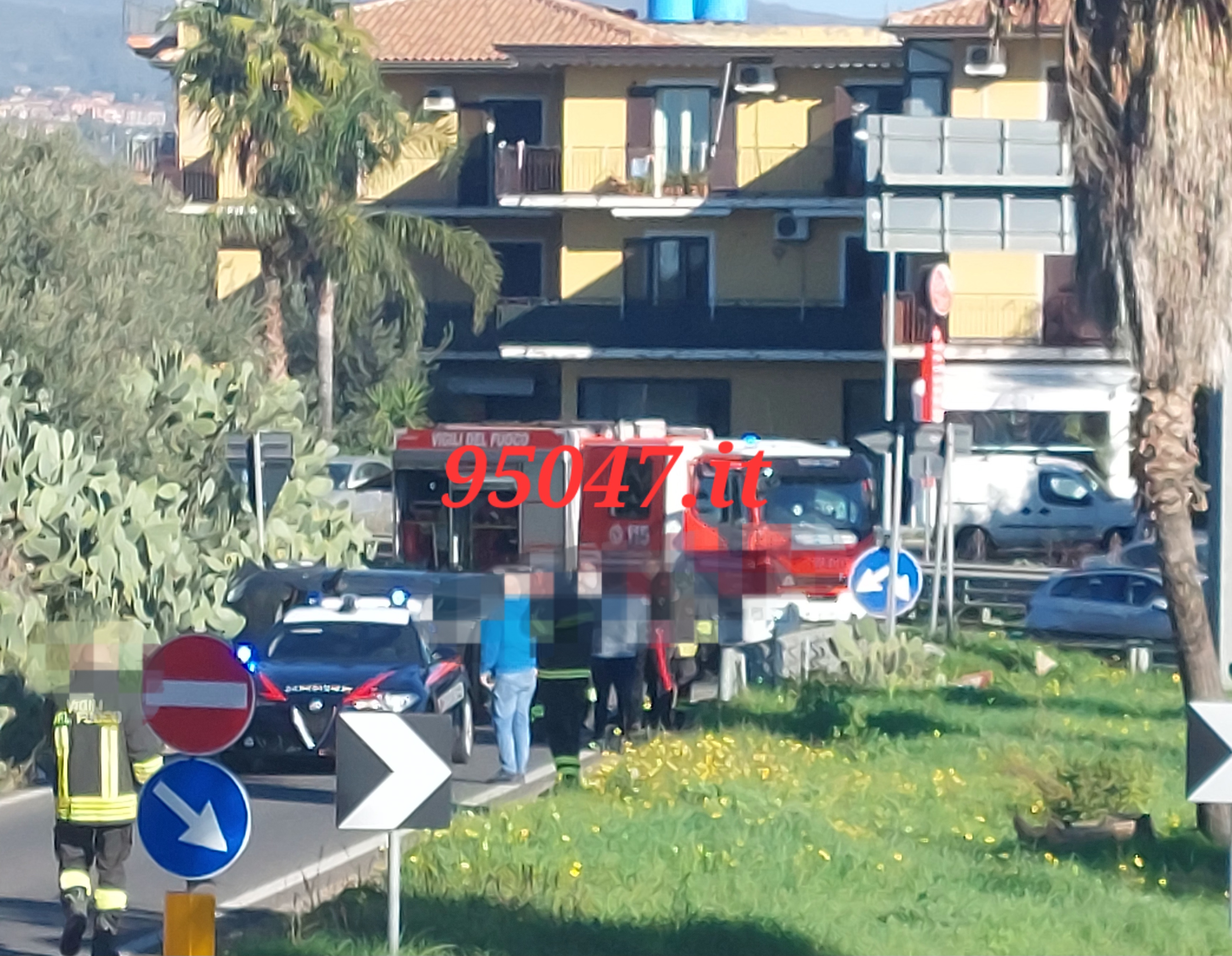 AUTO SI RIBALTA ALLO SVINCOLO MISTERBIANCO MOTTA SANT’ANASTASIA SUL POSTO I SOCCORSI