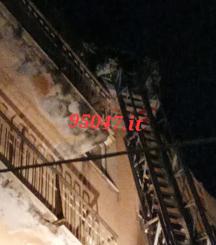 PATERNÒ, CADONO PEZZI DI VETRO DA UNA VERANDA IN VIA CIRCUMVALLAZIONE: STRADA CHIUSA