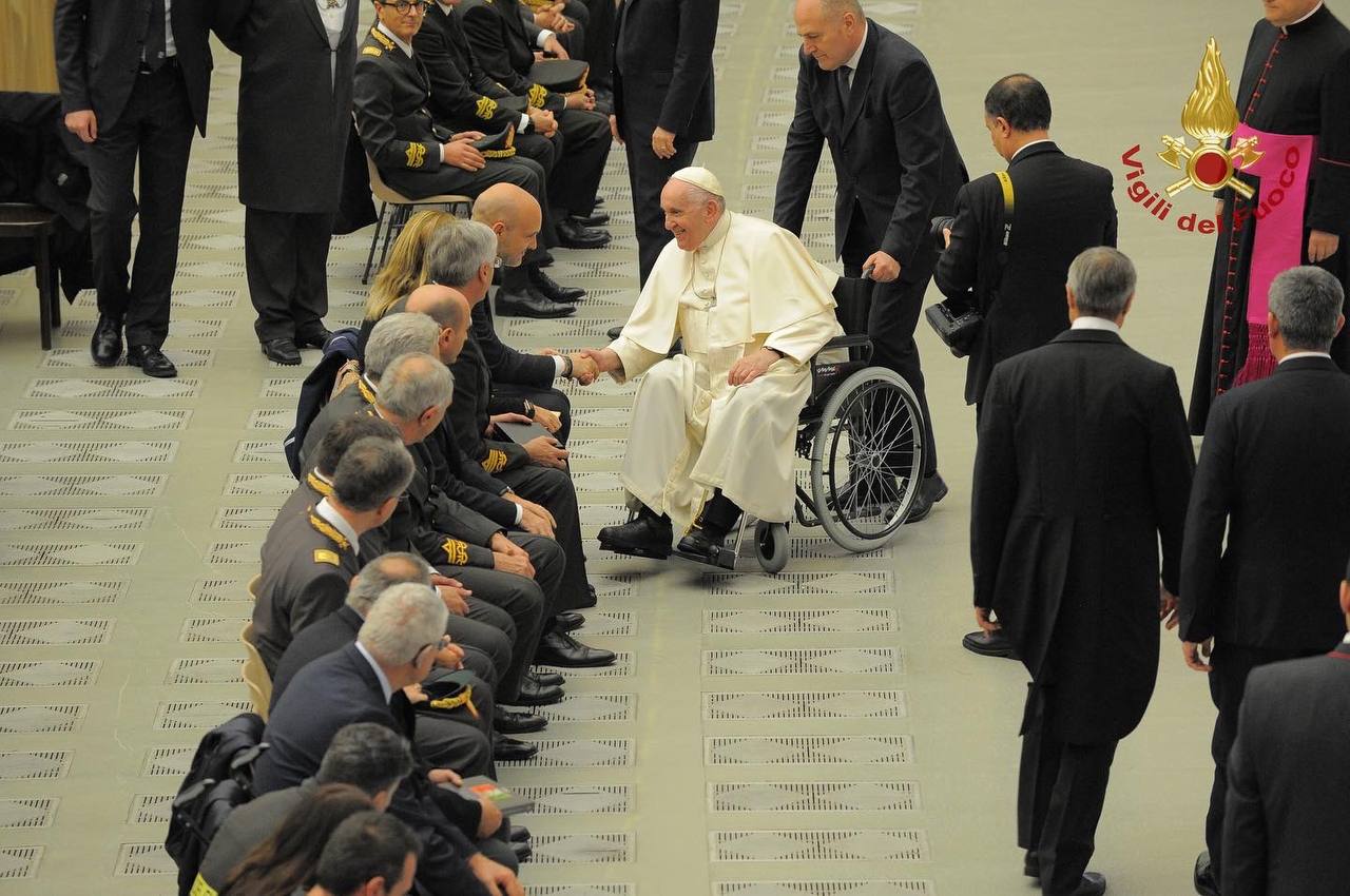 PAPA FRANCESCO INCONTRA E RINGRAZIA I VIGILI DEL FUOCO: TRA LORO I POMPIERI CHE HANNO OPERATO AD ISCHIA
