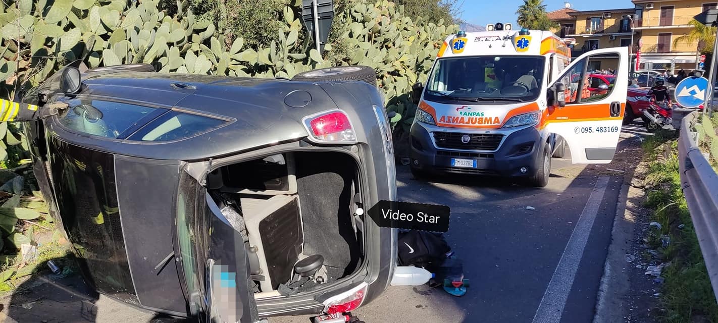 AUTO SI RIBALTA ALLO SVINCOLO MISTERBIANCO MOTTA SANT’ANASTASIA, FERITA CONDUCENTE
