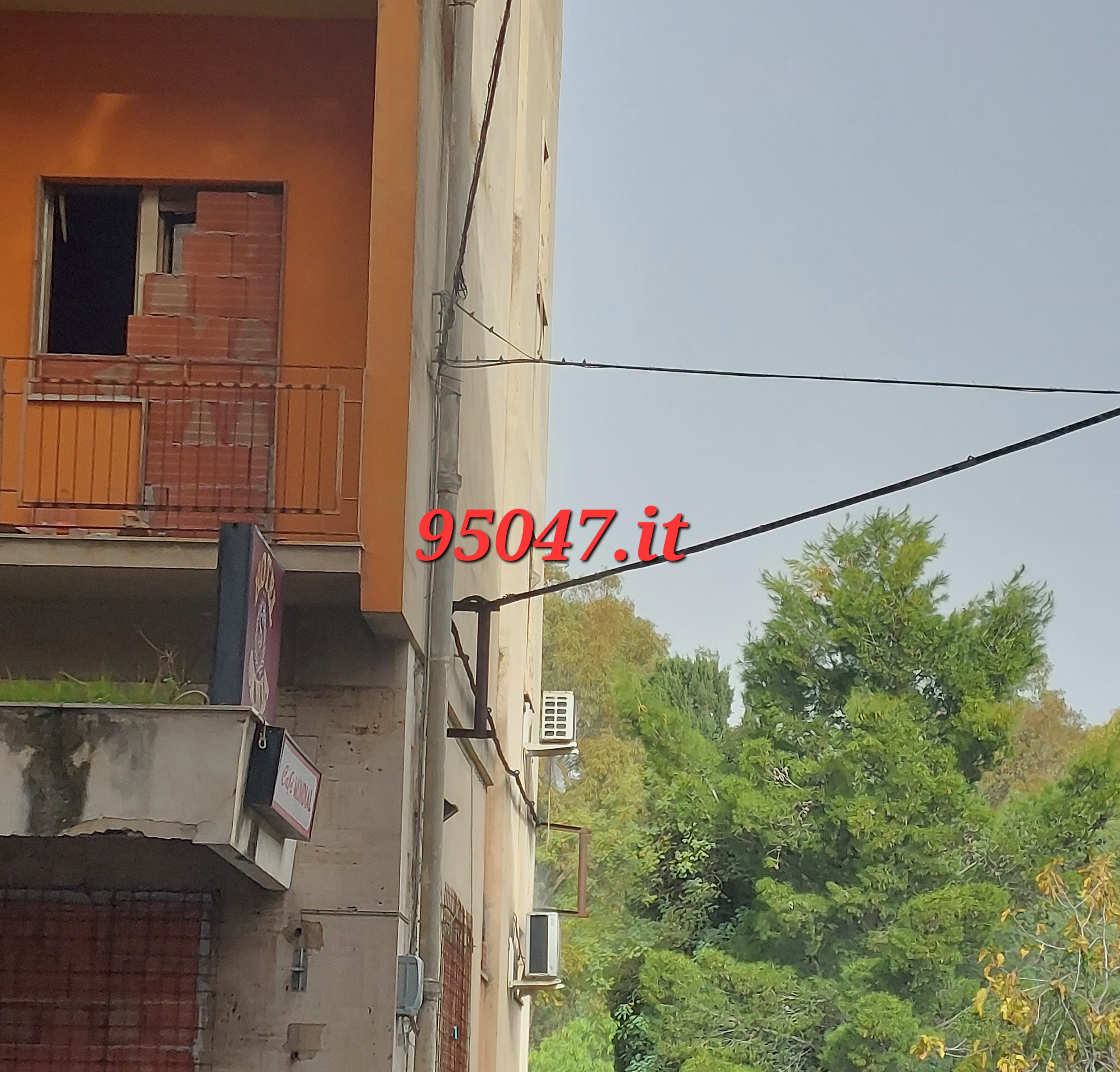 PATERNÒ. BRUCIANO RIFIUTI ALL'INTERNO DELL'ALBERGO SICILIA. SUL POSTO I VVF