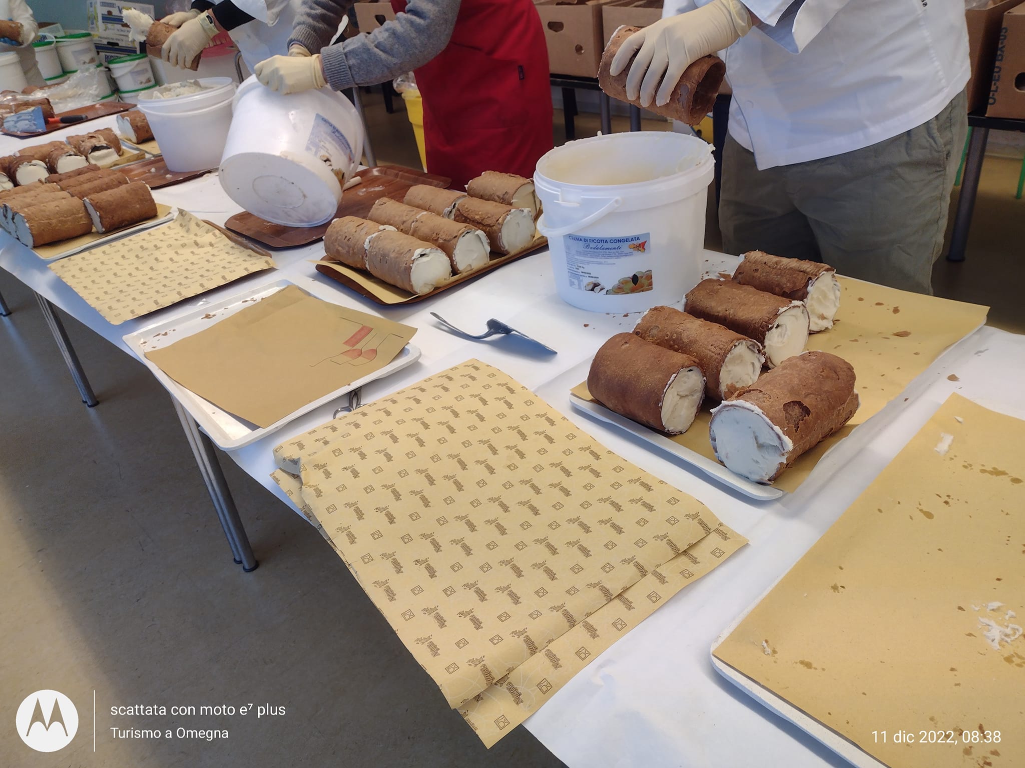 A OMEGNA, IL MAXI CANNOLO LUNGO OLTRE 30 METRI REALIZZATO DAL PATERNESE FRANCO DI PERNA