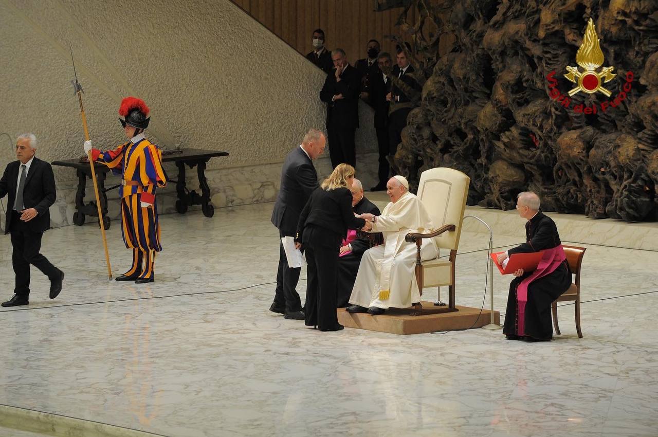 PAPA FRANCESCO INCONTRA E RINGRAZIA I VIGILI DEL FUOCO: TRA LORO I POMPIERI CHE HANNO OPERATO AD ISCHIA