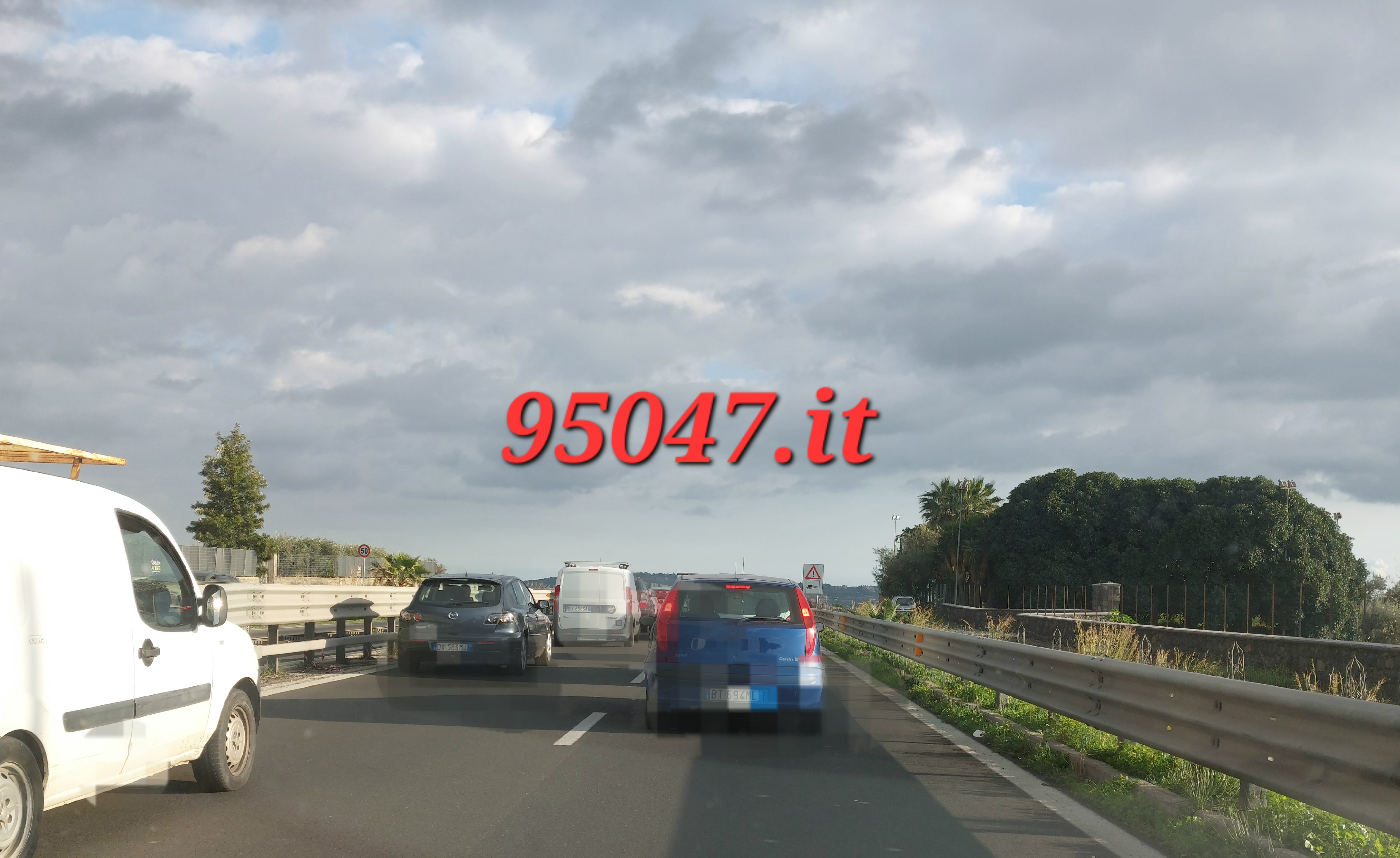 BETONIERA IN BILICO SUL CIGLIO DELLA STRADA SULLA SS121 A PALAZZOLO