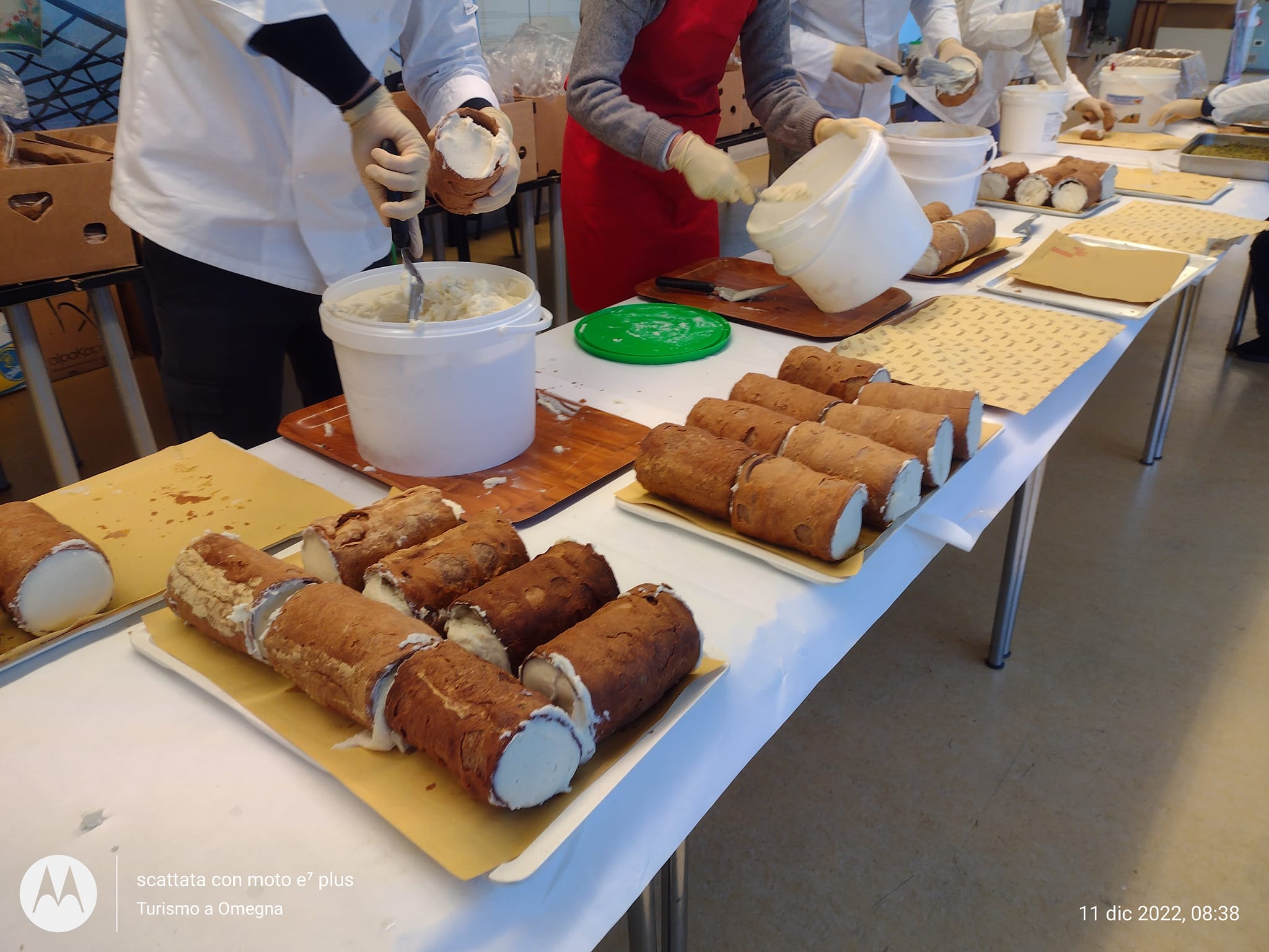 A OMEGNA, IL MAXI CANNOLO LUNGO OLTRE 30 METRI REALIZZATO DAL PATERNESE FRANCO DI PERNA