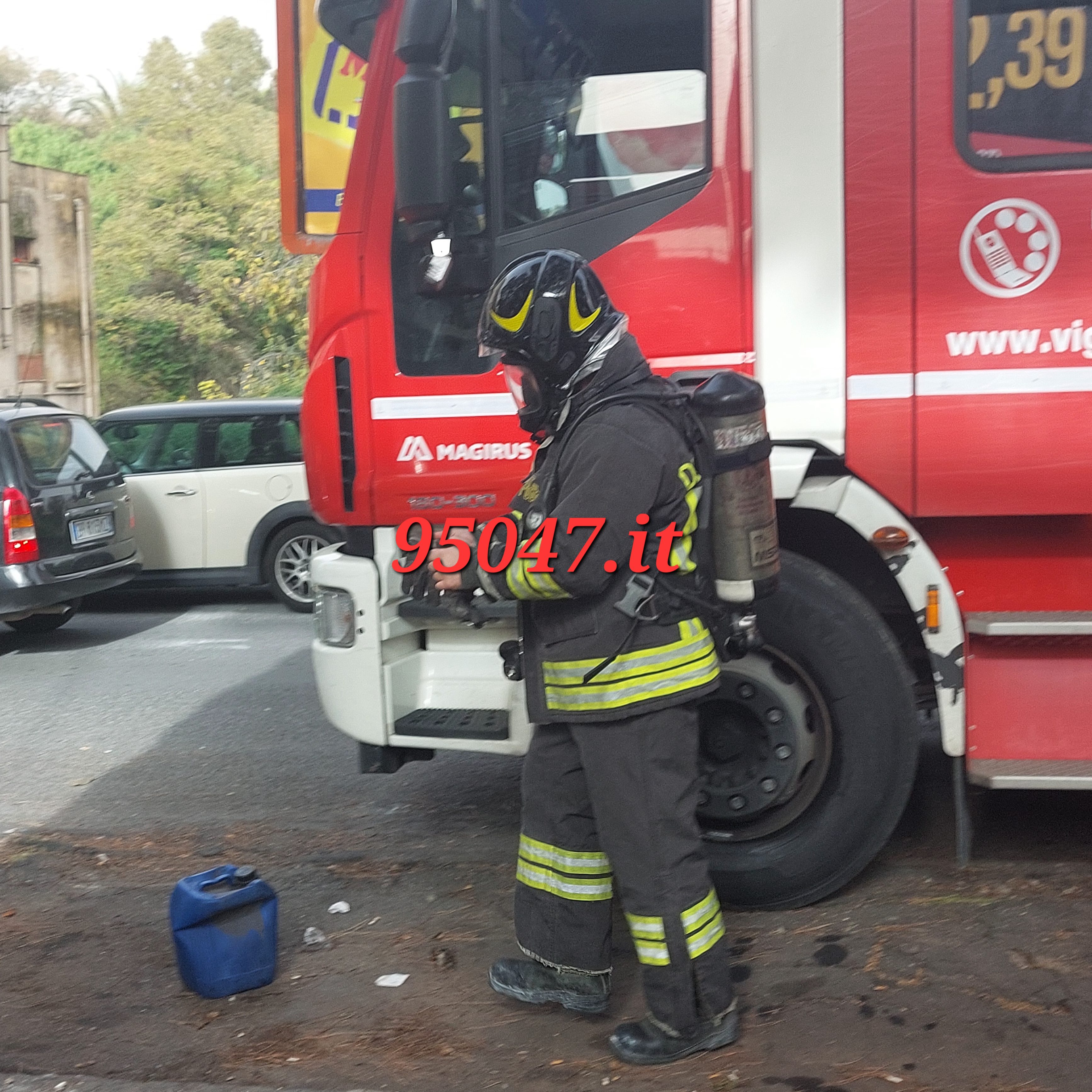 PATERNÒ. BRUCIANO RIFIUTI ALL'INTERNO DELL'ALBERGO SICILIA. SUL POSTO I VVF