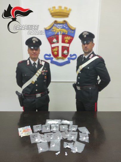 PATERNÒ. TRADITO DA UNO SGUARDO: ARRESTATO CORRIERE DI DROGA A DOMICILIO