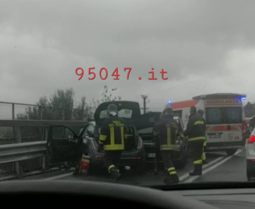 INCIDENTE NELLO SVINCOLO PATERNÒ DELLA SS121, DUE FERITI