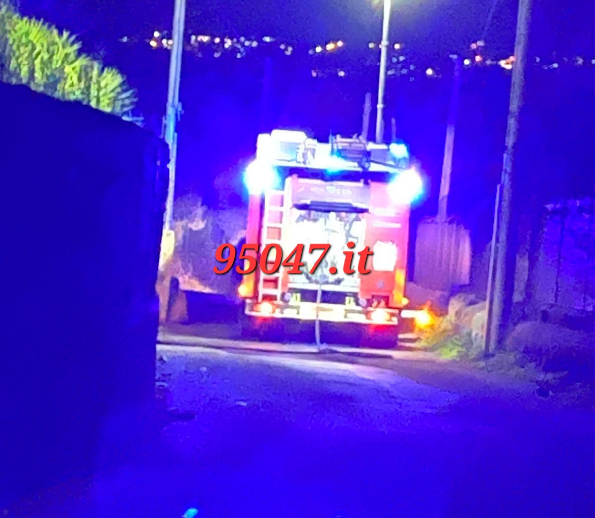 AUTO IN FIAMME NELLA NOTTE IN ZONA PALAZZOLO