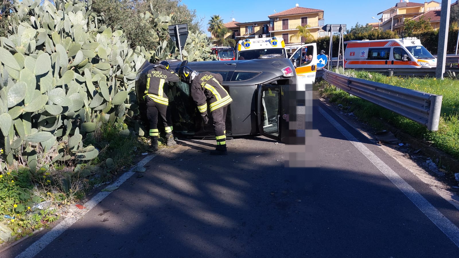 AUTO SI RIBALTA ALLO SVINCOLO MISTERBIANCO MOTTA SANT’ANASTASIA SUL POSTO I SOCCORSI