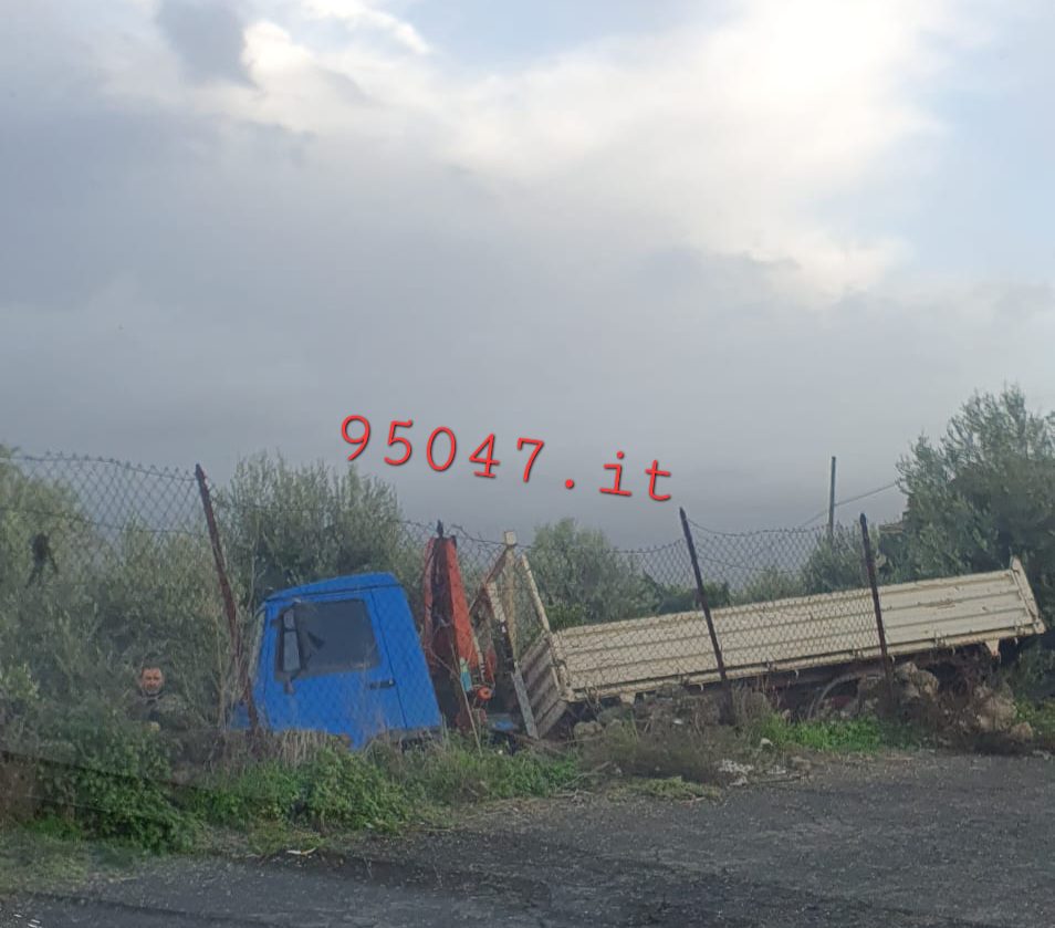 AUTOCARRO FINISCE FUORI STRADA A SAN MARCO