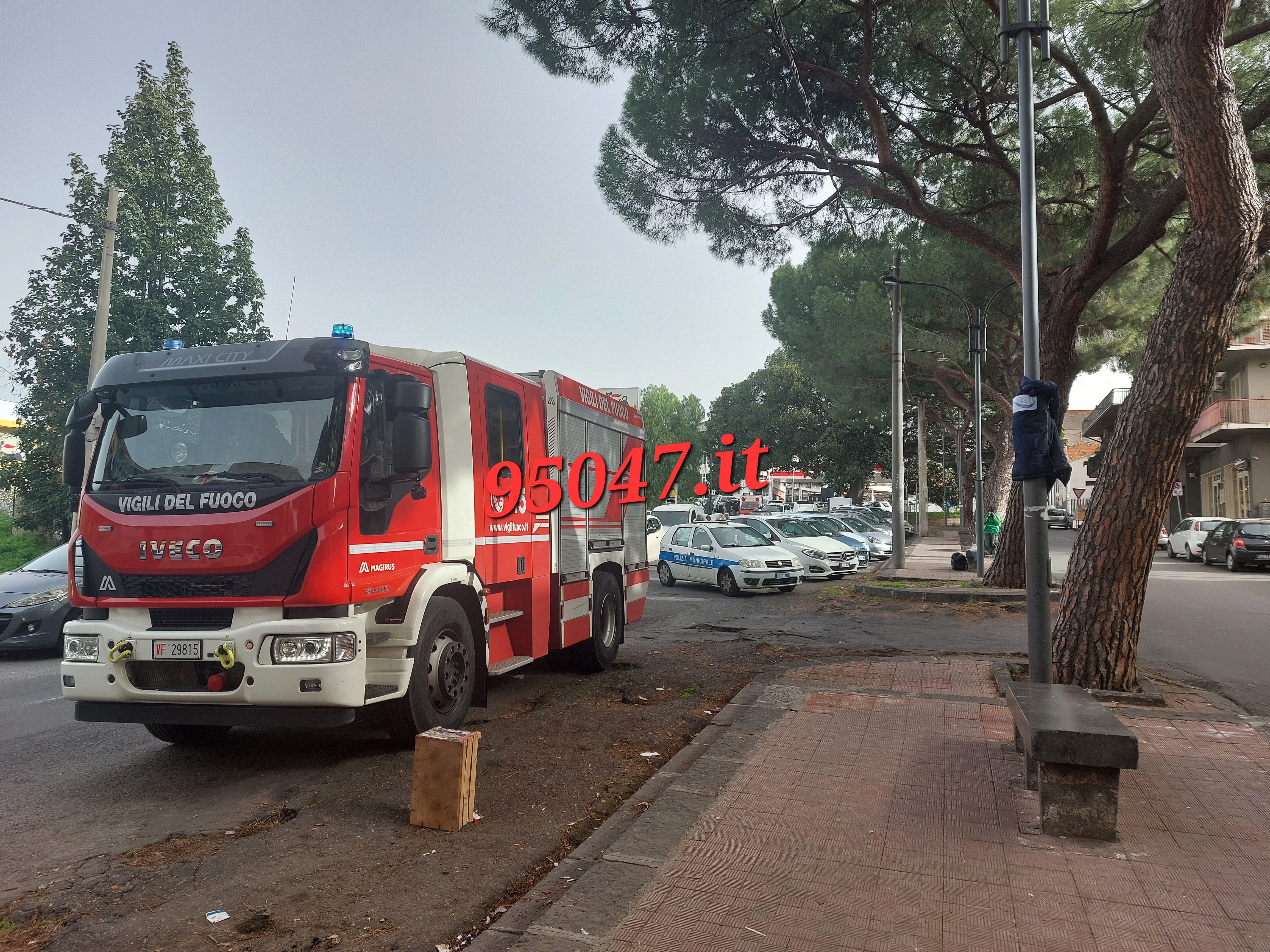 PATERNÒ. BRUCIANO RIFIUTI ALL'INTERNO DELL'ALBERGO SICILIA. SUL POSTO I VVF