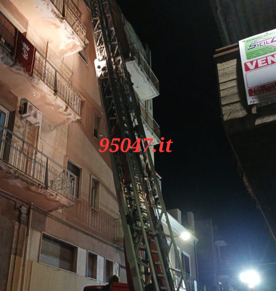 PATERNÒ, CADONO PEZZI DI VETRO DA UNA VERANDA IN VIA CIRCUMVALLAZIONE: STRADA CHIUSA