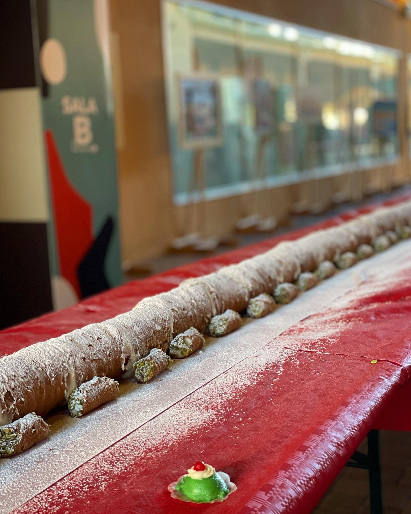 A OMEGNA, IL MAXI CANNOLO LUNGO OLTRE 30 METRI REALIZZATO DAL PATERNESE FRANCO DI PERNA