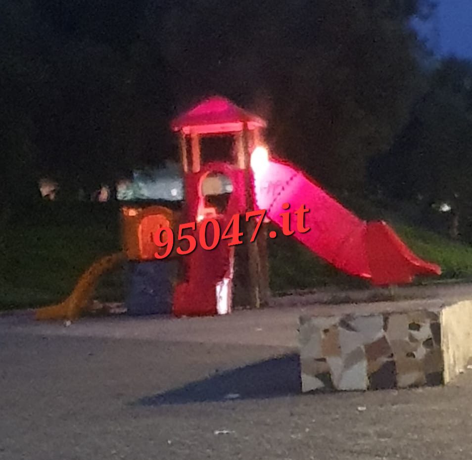 PATERNO'. VANDALI ANCORA IN AZIONE, A FUOCO UNO SCIVOLO