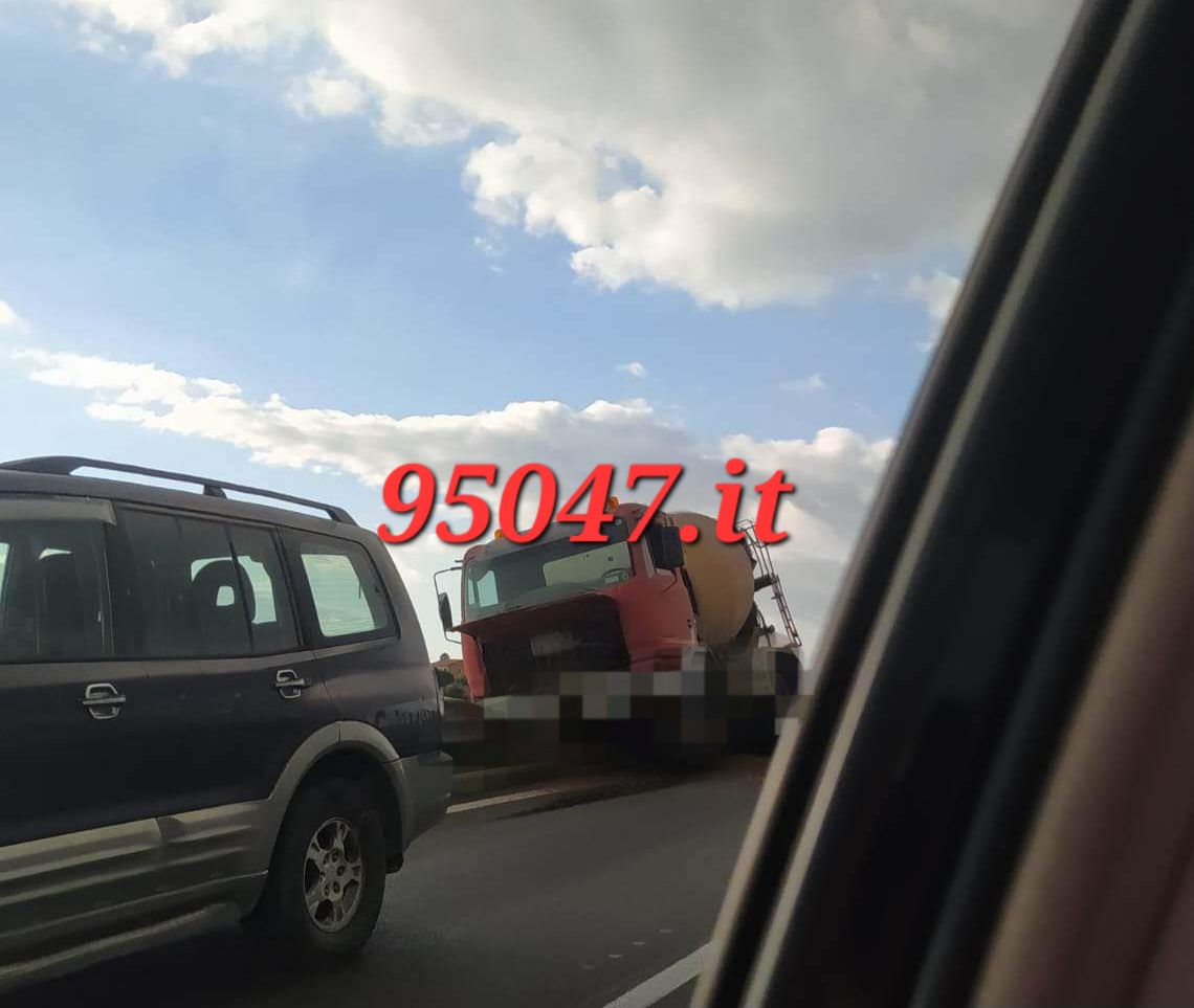 BETONIERA IN BILICO SUL CIGLIO DELLA STRADA SULLA SS121 A PALAZZOLO