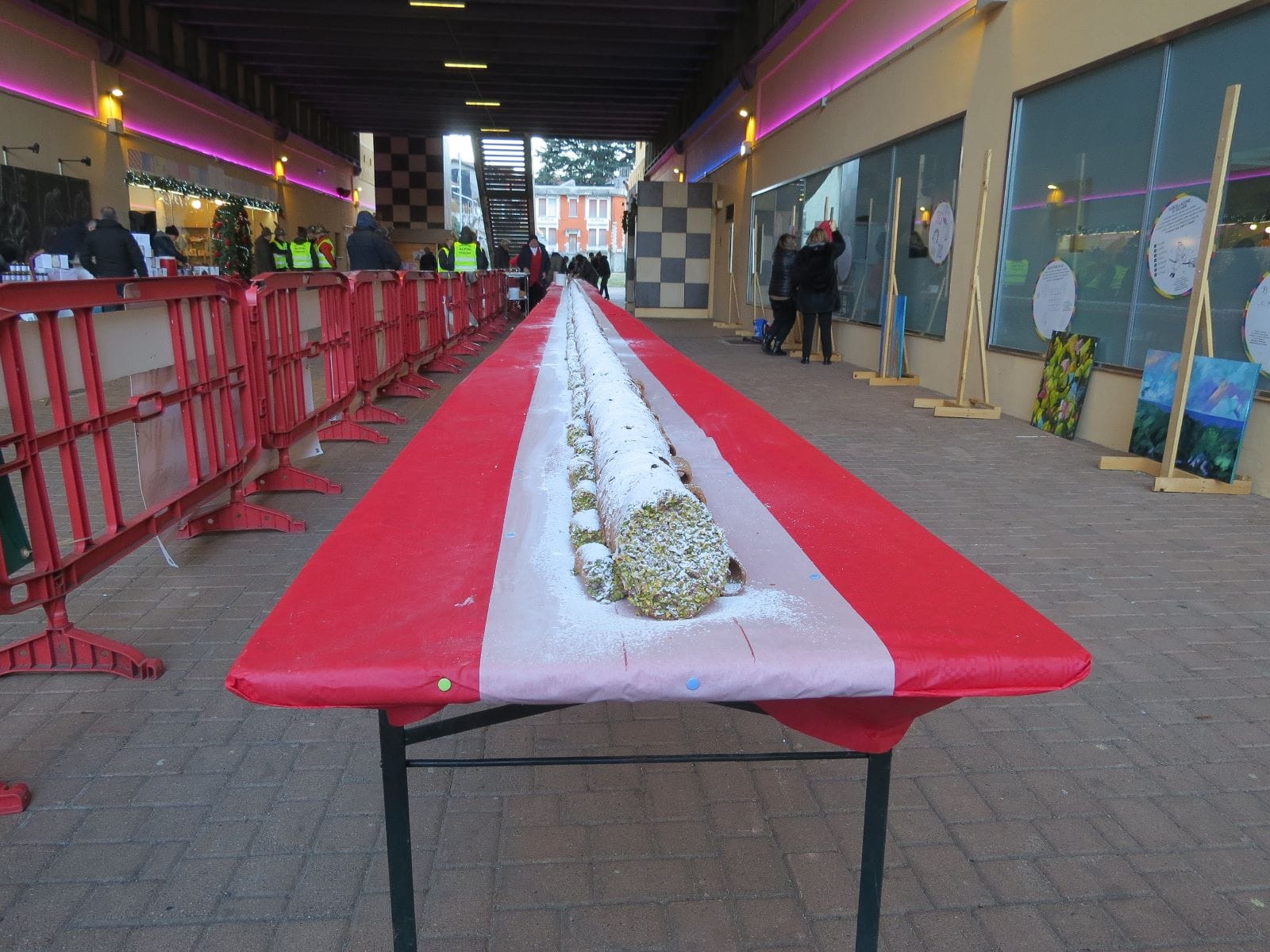 A OMEGNA, IL MAXI CANNOLO LUNGO OLTRE 30 METRI REALIZZATO DAL PATERNESE FRANCO DI PERNA