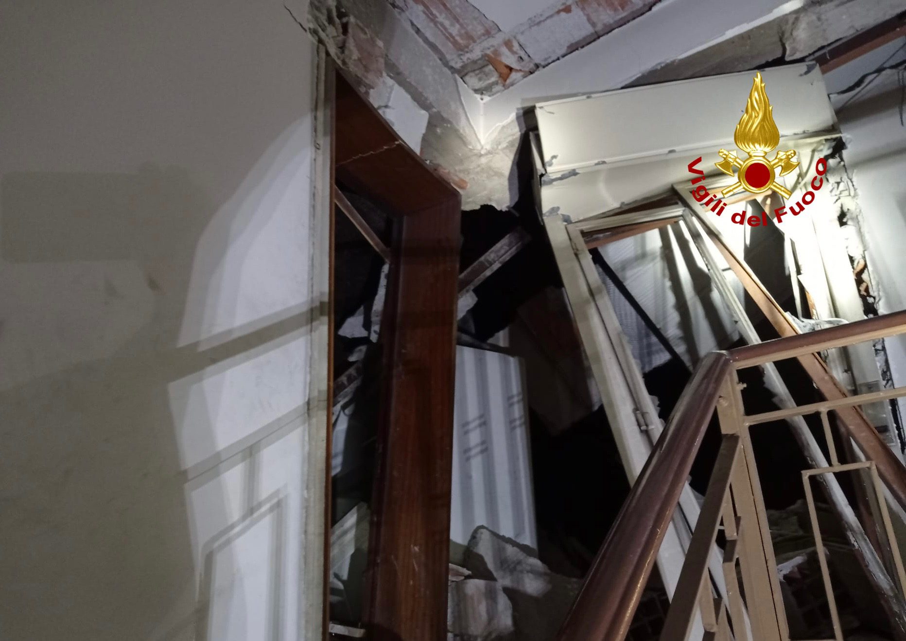 ADRANO. ESPLODE UNA BOMBOLA DI GAS IN UN'ABITAZIONE. GRAVE 27 ENNE