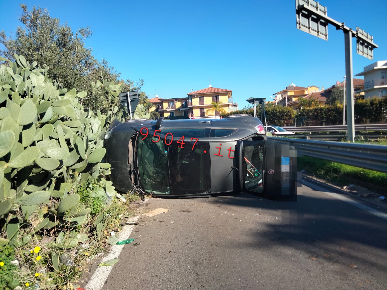 AUTO SI RIBALTA ALLO SVINCOLO MISTERBIANCO MOTTA SANT’ANASTASIA, FERITA CONDUCENTE