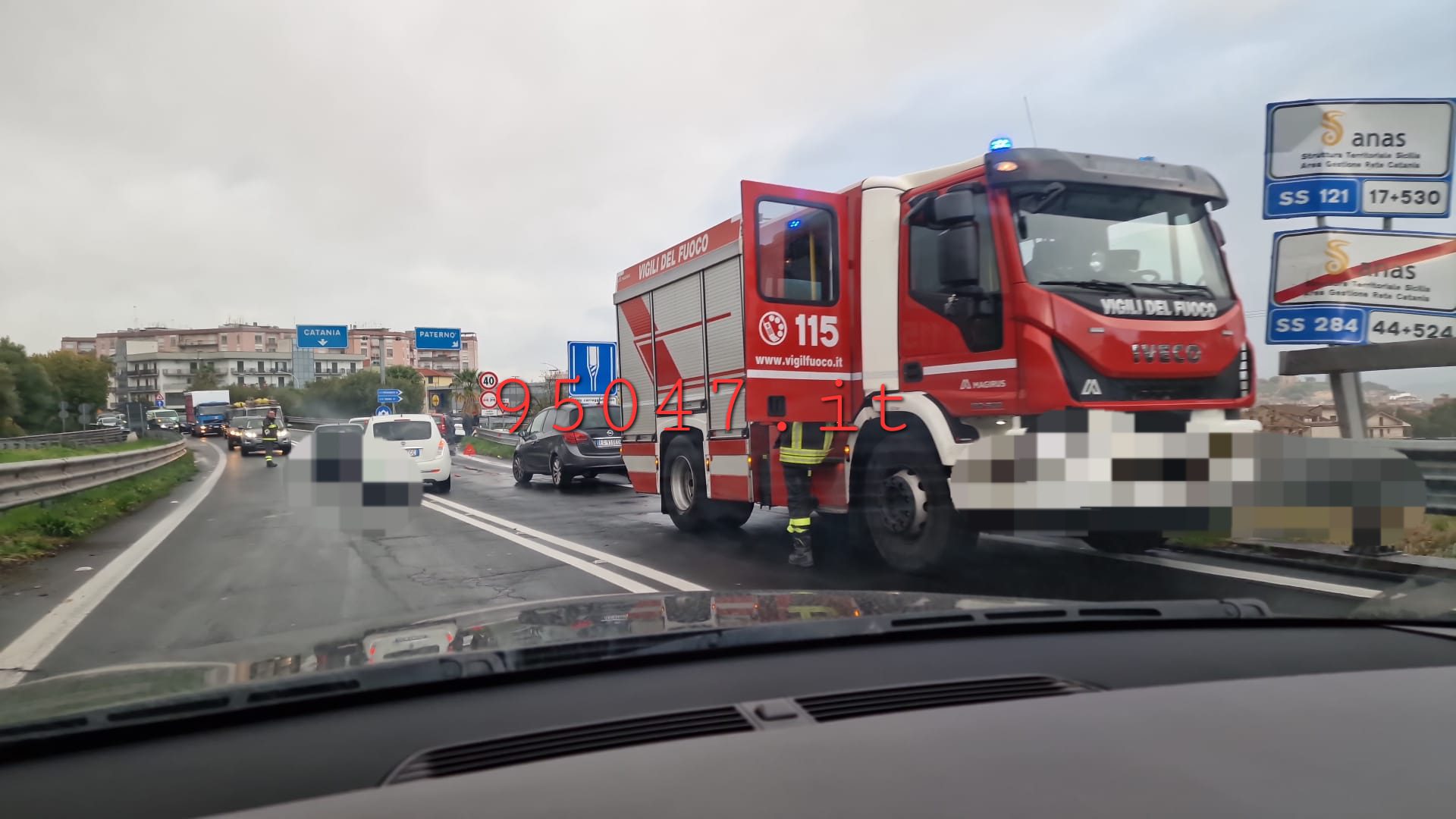 GRAVE INCIDENTE  NELLO SVINCOLO PATERNÒ DELLA SS121, SOCCORSI SUL POSTO