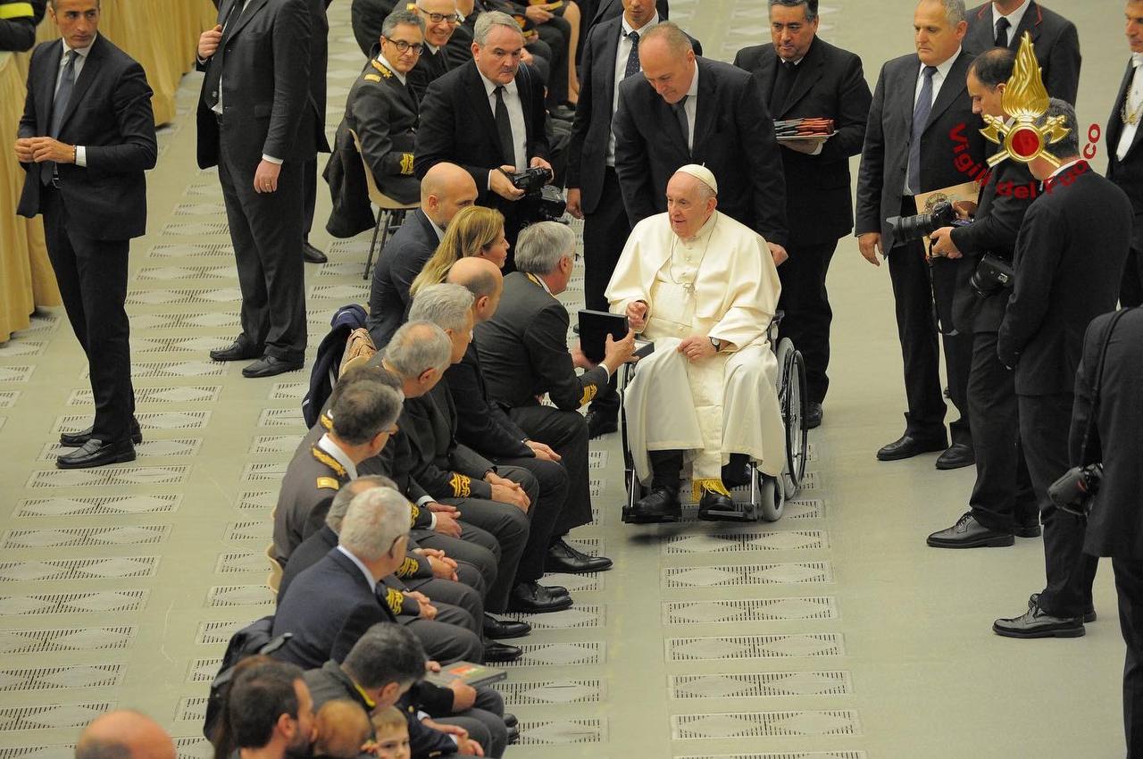 PAPA FRANCESCO INCONTRA E RINGRAZIA I VIGILI DEL FUOCO: TRA LORO I POMPIERI CHE HANNO OPERATO AD ISCHIA