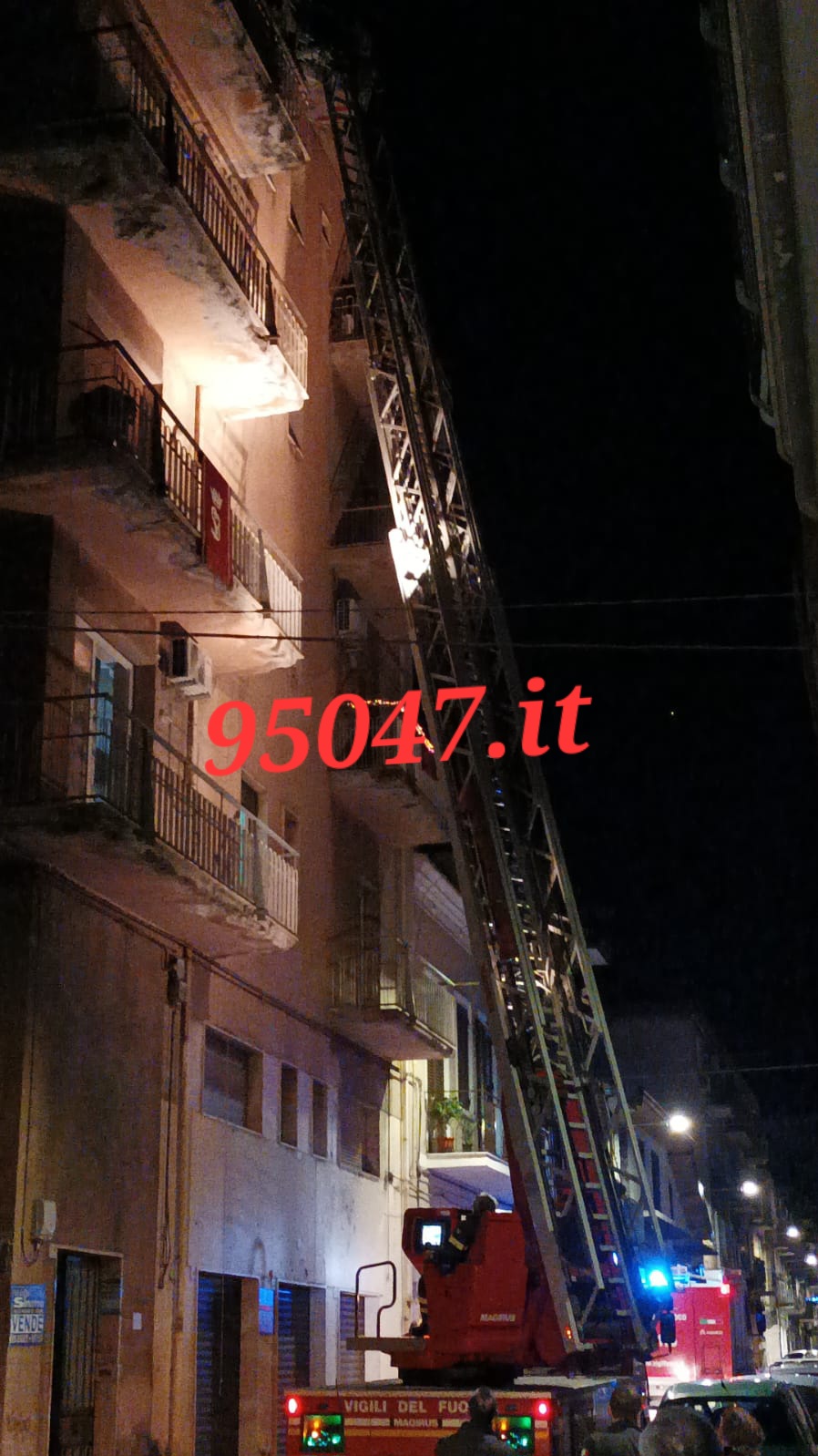 PATERNÒ, CADONO PEZZI DI VETRO DA UNA VERANDA IN VIA CIRCUMVALLAZIONE: STRADA CHIUSA