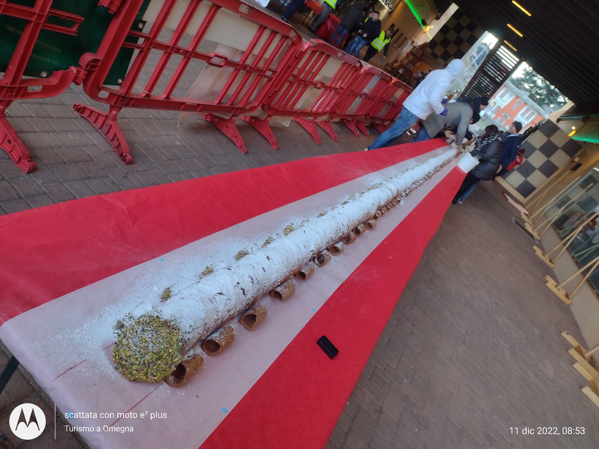 A OMEGNA, IL MAXI CANNOLO LUNGO OLTRE 30 METRI REALIZZATO DAL PATERNESE FRANCO DI PERNA