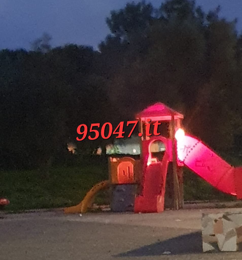 PATERNO'. VANDALI ANCORA IN AZIONE, A FUOCO UNO SCIVOLO