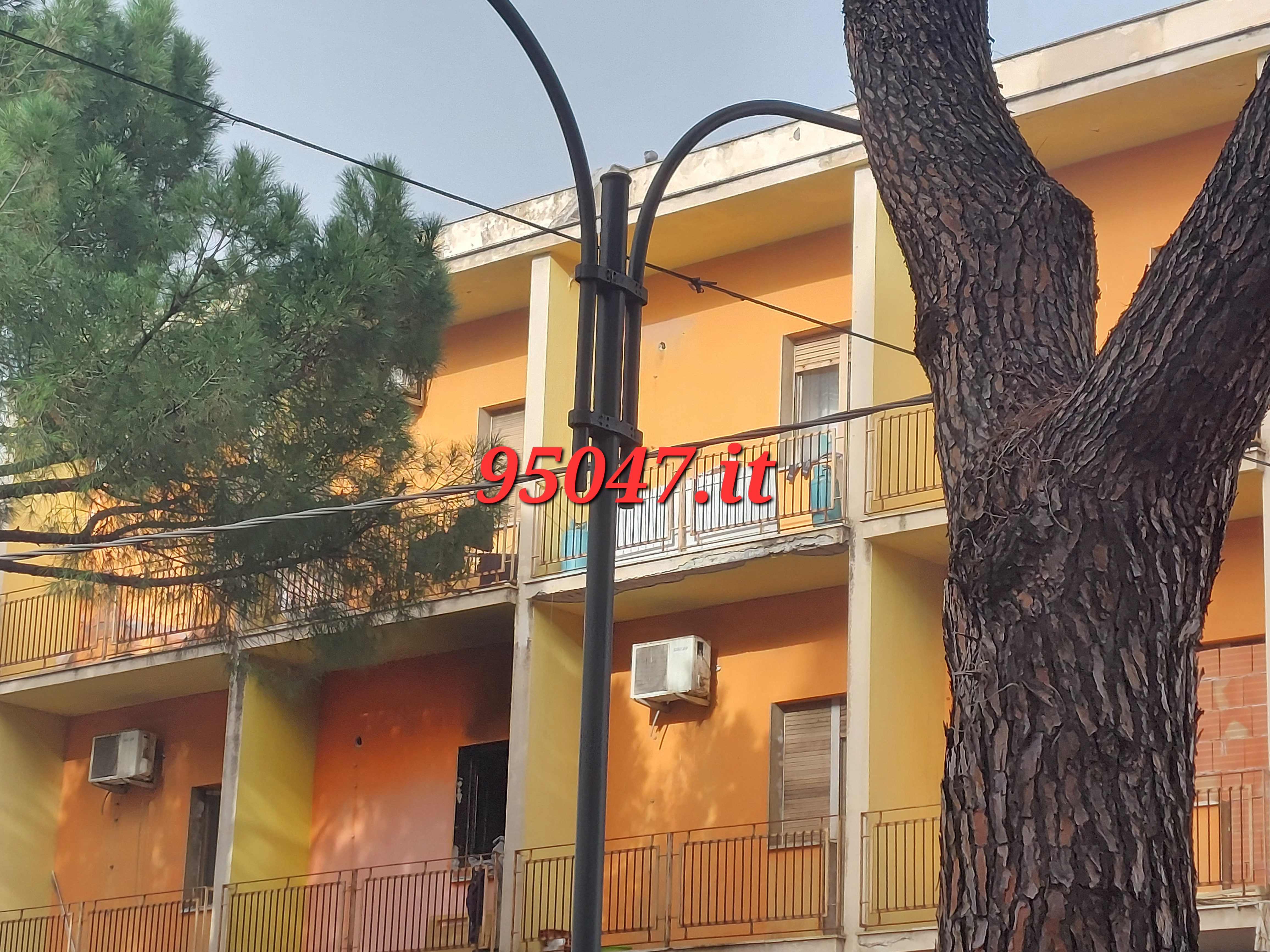 PATERNÒ. BRUCIANO RIFIUTI ALL'INTERNO DELL'ALBERGO SICILIA. SUL POSTO I VVF