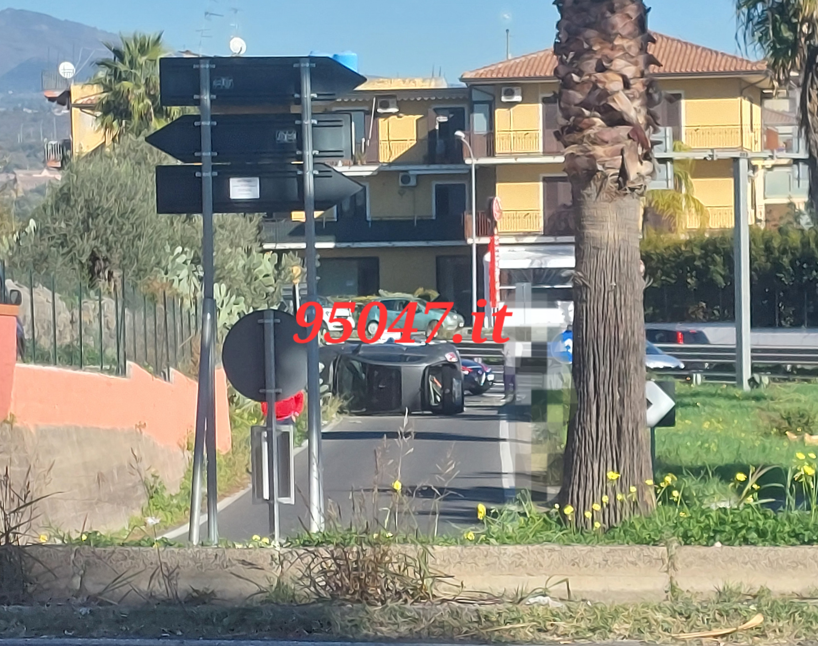 AUTO SI RIBALTA ALLO SVINCOLO MISTERBIANCO MOTTA SANT’ANASTASIA, FERITA CONDUCENTE