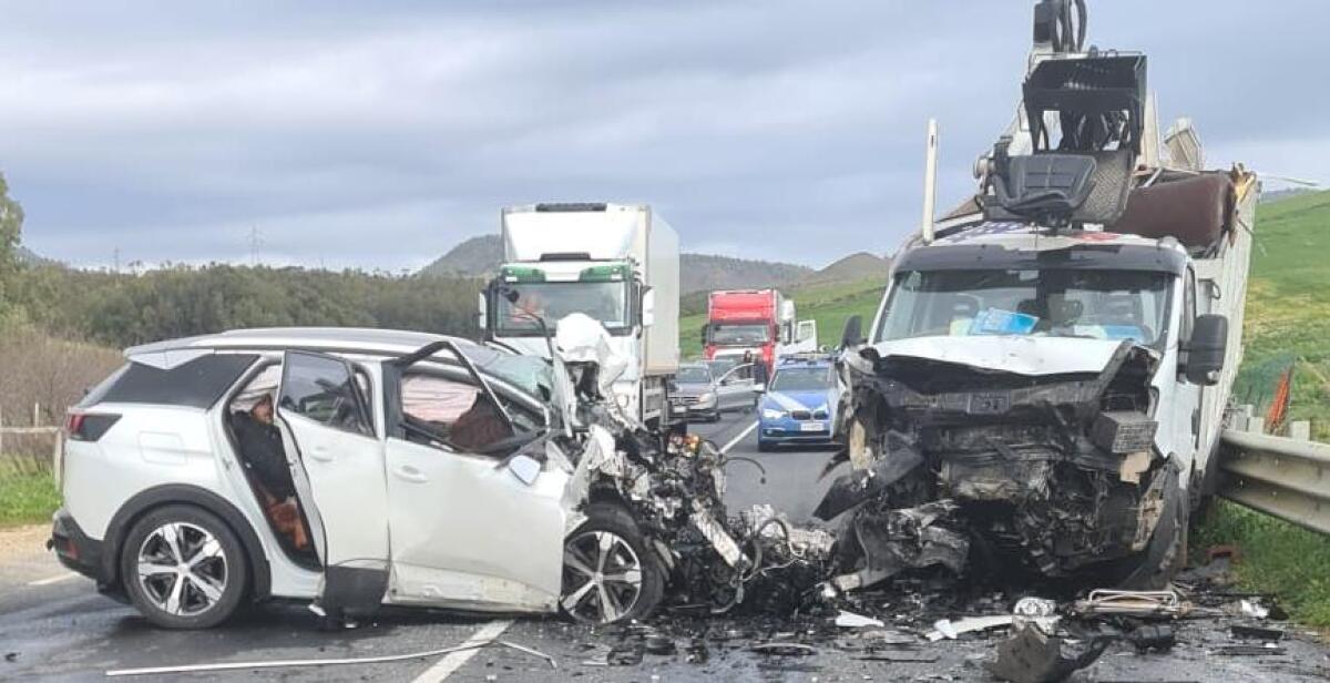 GRAVISSIMO INCIDENTE SULLA CATANIA-GELA, SCONTRO TRA AUTO E CAMION, 1 MORTO E TRE FERITI - 