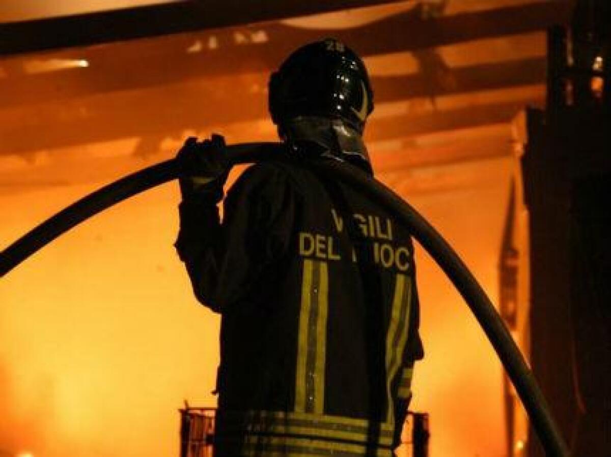 TRAGEDIA A CASTEL DI IUDICA: INCENDIO ALL'INTERNO DI UNA PANINERIA, MORTO IL TITOLARE,  FERITA UNA RAGAZZA - 