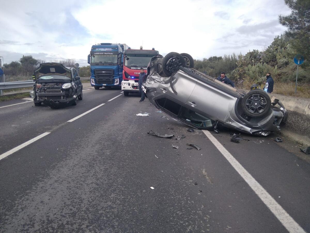 SS 284 ADRANO: INCIDENTE CON RIBALTAMENTO, FERITA UNA DONNA - 