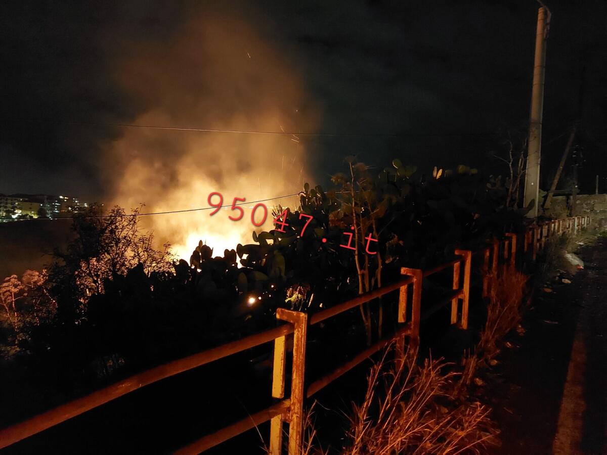PATERNÒ. PIROMANI E VANDALI APPICANO FUOCO IN VIA DELLA LIBERTÀ - 