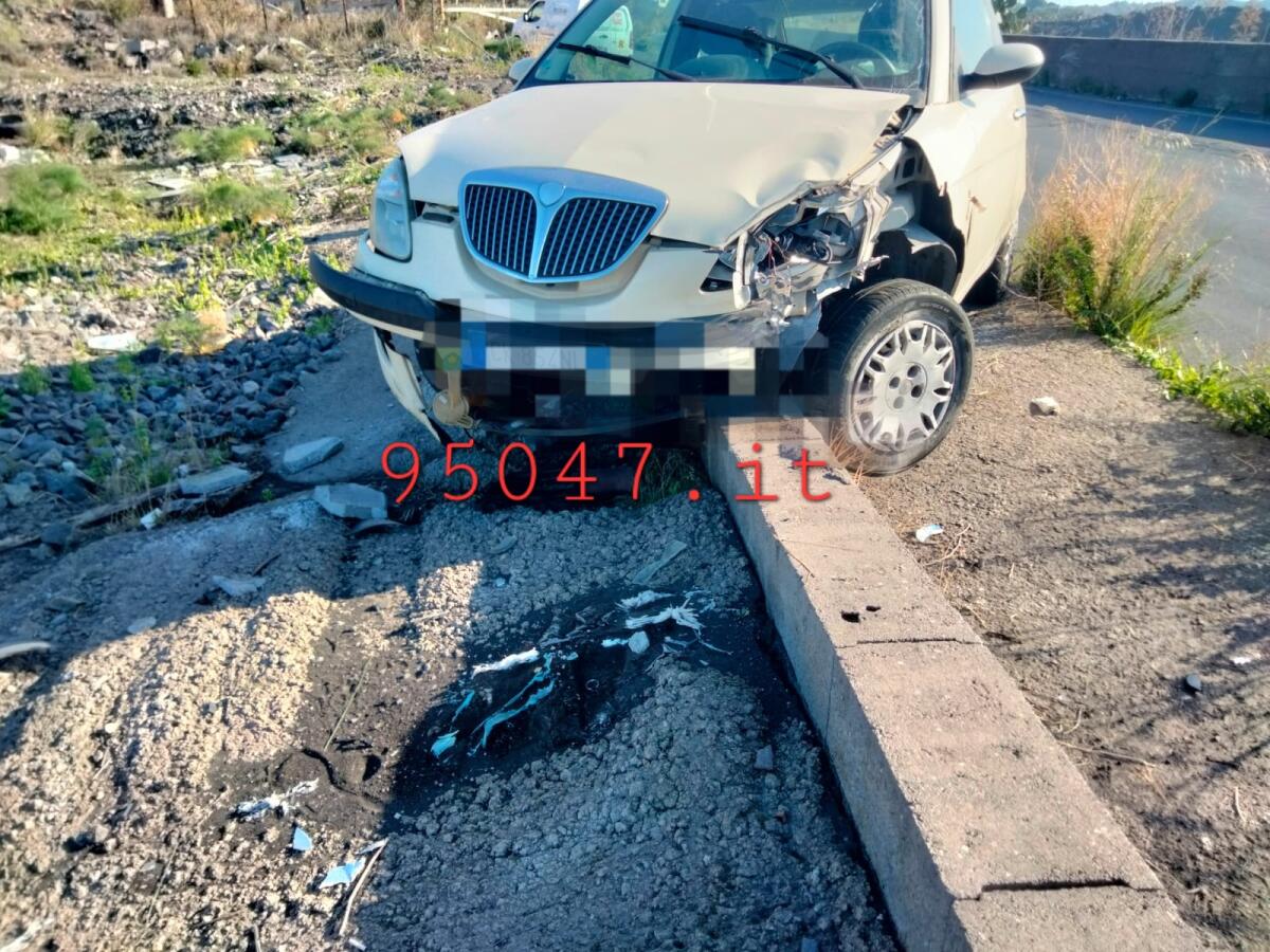 BELPASSO. MISTERIOSO INCIDENTE,  AUTO ABBANDONATA AI BORDI DELLA CARREGGIATA - 