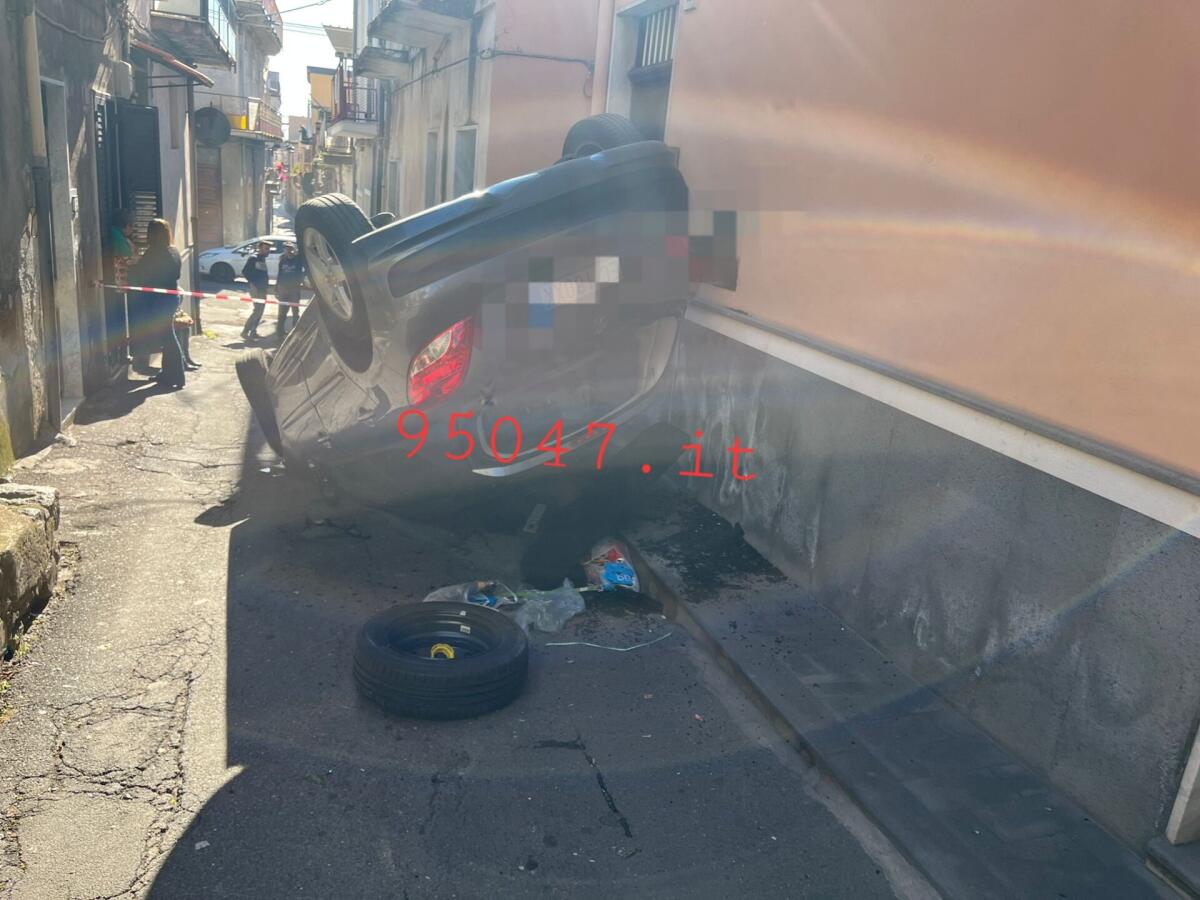 PATERNÒ. AUTOSI RIBALTA IN VIA SANT'ANNA. FERITI - 