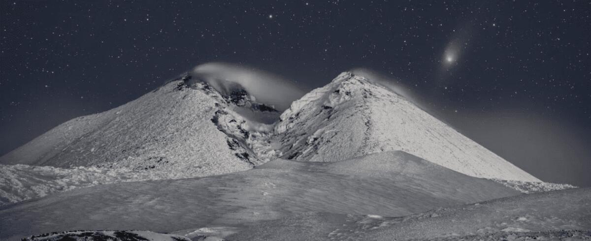 LA COMETA DI NEANDERTHAL SPLENDE SUL FIANCO DELL'ETNA, LA FOTO RIPRESA DALLA NASA - 