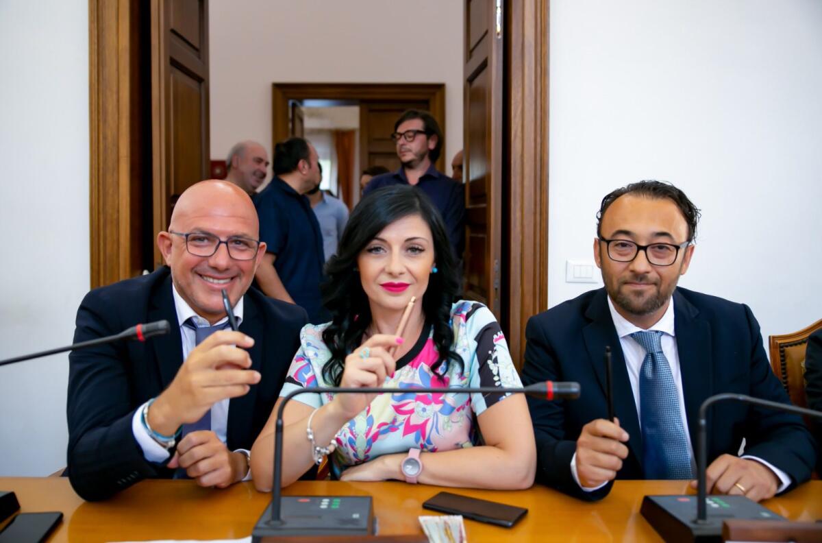 PATERNÒ: PUGNO DURO CONTRO I CITTADINI ZOZZONI, IL COMUNICATO DI PATERNO' ON - 