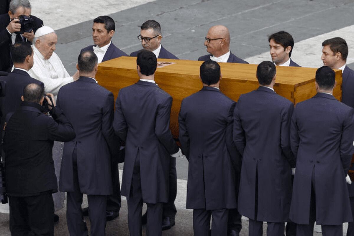 L'ADDIO A RATZINGER, I FEDELI: 'SANTO SUBITO' - 