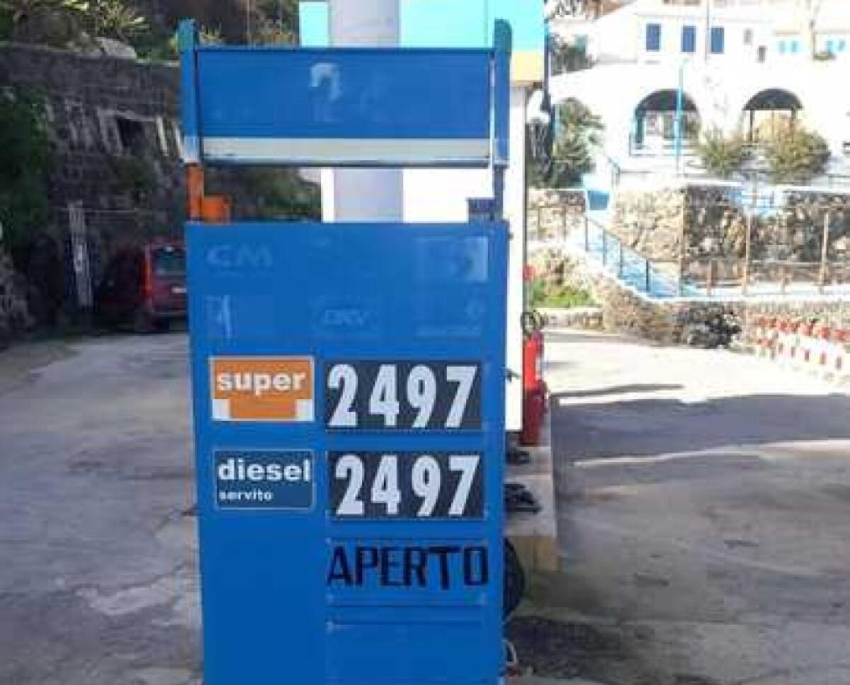 NELLE ISOLE MINORI SICILIANE IL PREZZO DELL BENZINA SFIORA QUOTA 2,5 EURO - 