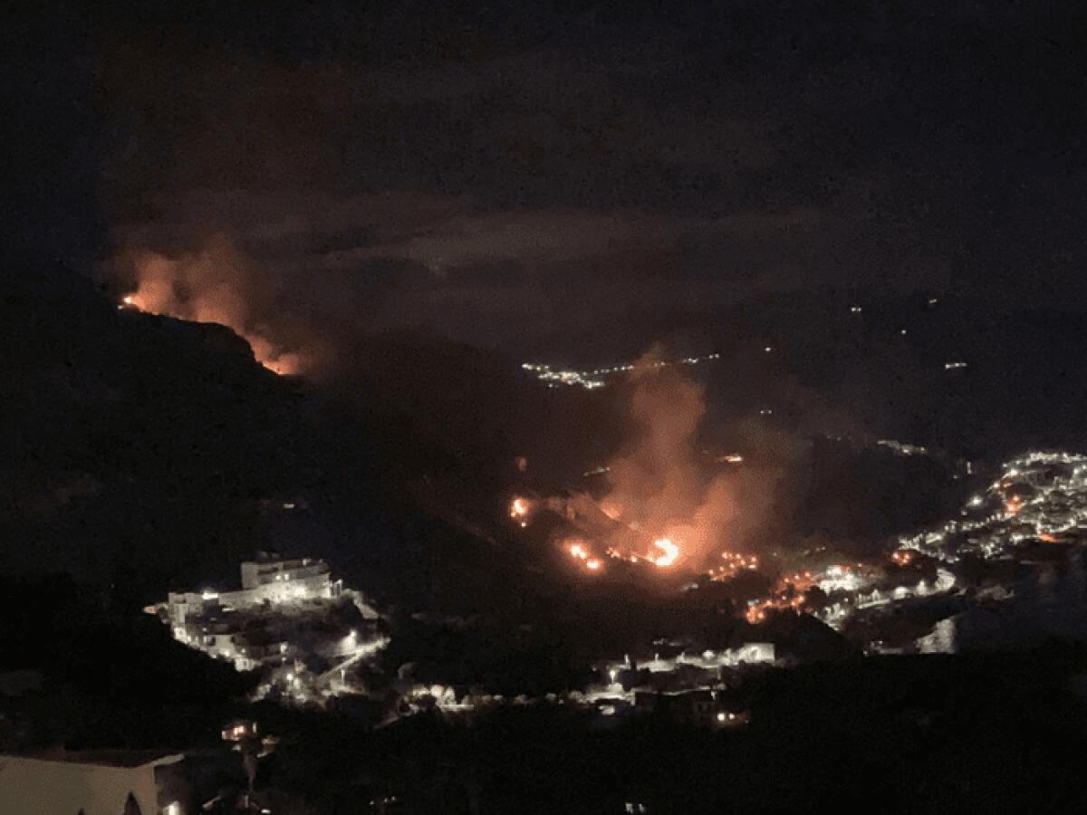 VASTO INCENDIO IN CORSO TRA TAORMINA E CASTELMOLA, A RISCHIO ALCUNE CASI RURALI - 