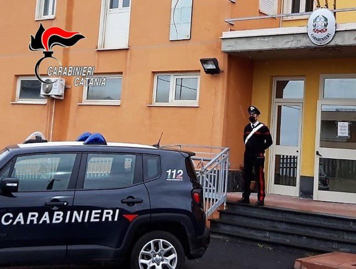ADRANO. OSTACOLA SOCCORSI DURANTE INCIDENTE E STRATTONA CARABINIERI, ARRESTATO - 