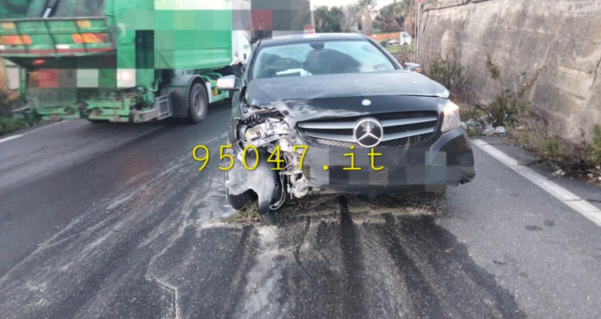 INCIDENTE QUESTA MATTINA NEI PRESSI DELLO SVINCOLO PATERNÒ, FERITA DONNA - 