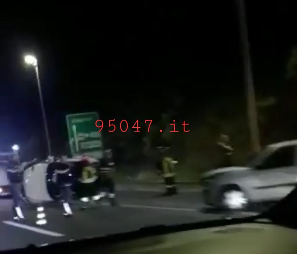 SCONTRO TRA AUTO SULLA TANGENZIALE DI CATANIA, UNA SI RIBALTA - 