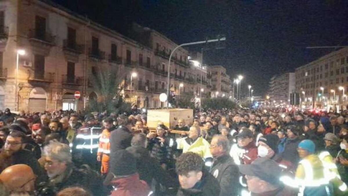 IL SALUTO A BIAGIO CONTE, LA SALMA IN CORTEO PER IL CENTRO. DOMANI I FUNERALI - 