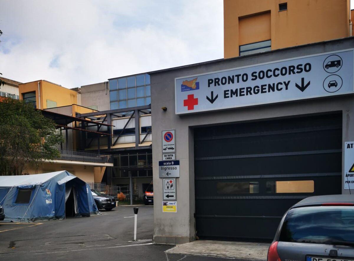 MILITELLO, SI PRESENTA DI NOTTE AL PRONTO SOCCORSO E AGGREDISCE MEDICO ED INFERMIERA - 