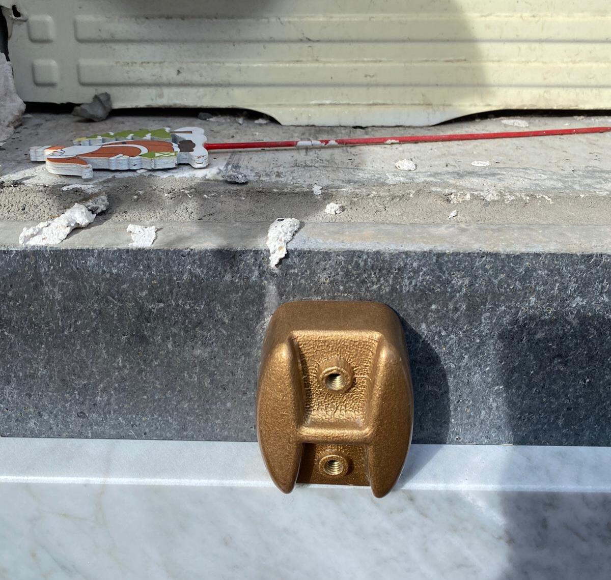 PATERNO’: FURTI E ATTI VANDALICI AL CIMITERO, RAZZIA DEI BULLONI IN OTTONE - 