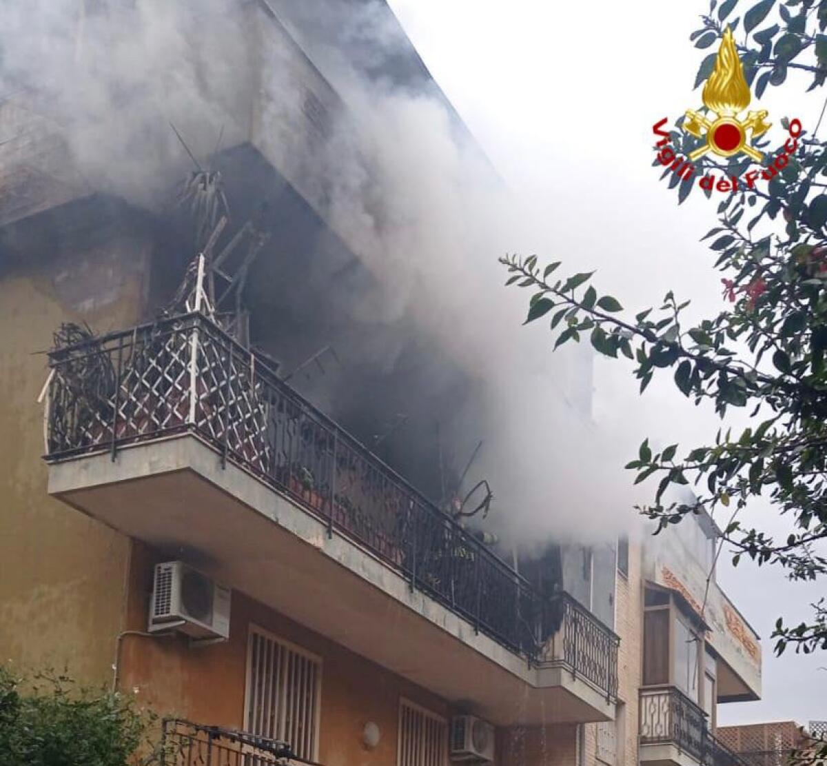 CATANIA, INCENDIO IN UN APPARTAMENTO: MUORE CARBONIZZATO UN UOMO DI 70 ANNI - 