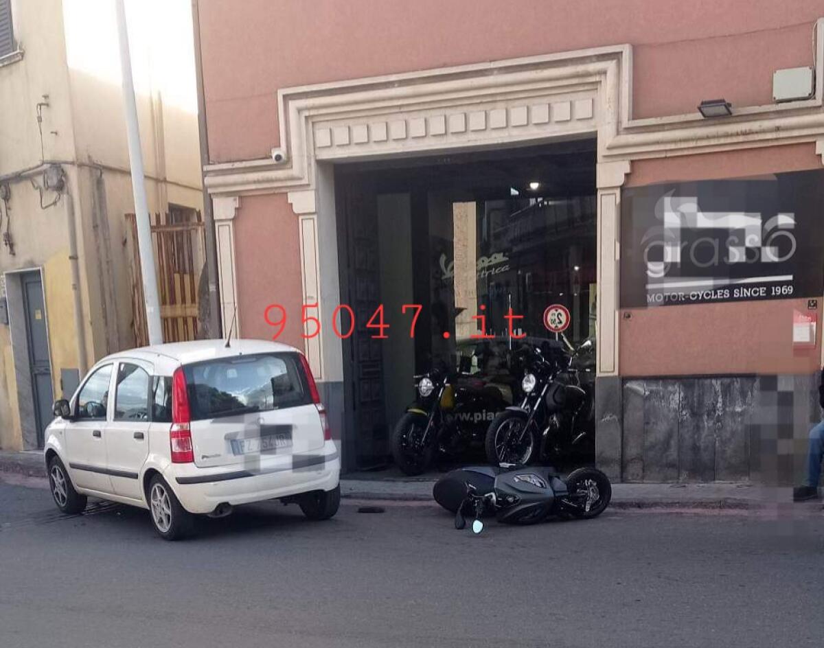 PATERNO', MACCHINA CONTRO SCOOTER PARCHEGGIATI E PALO DELLA LUCE - 